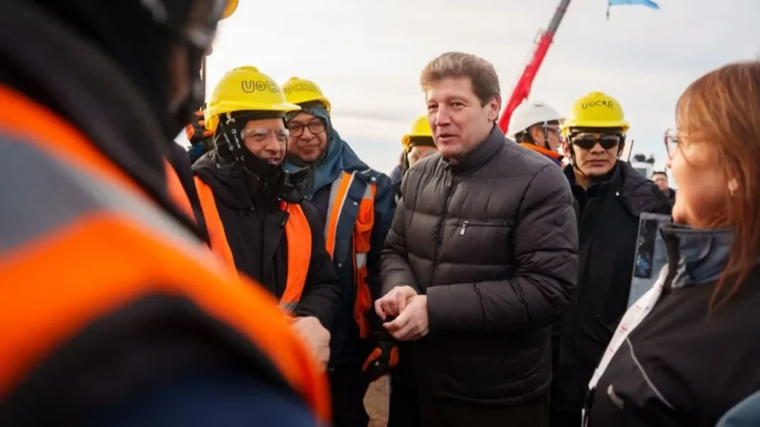 Gobernador Melella con trabajadores