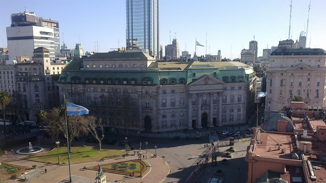 Casa Central del Banco de la Nación Argentina frente a Plaza de Mayo