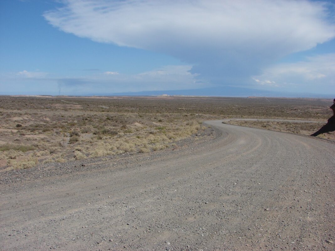 Camino en la zona del volcán Auca Mahuida, Neuquén