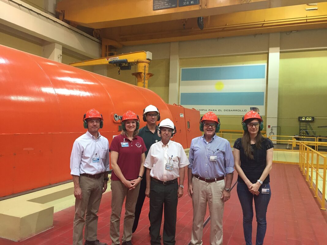Sala de turbinas de la central nuclear Atucha, Argentina