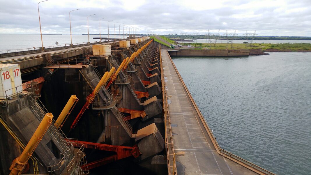 Represa de Yacyretá, sobre el río Paraná