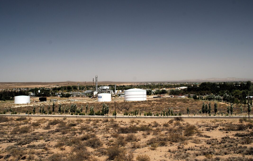 Instalaciones petroleras en Plaza Huincul, Neuquén