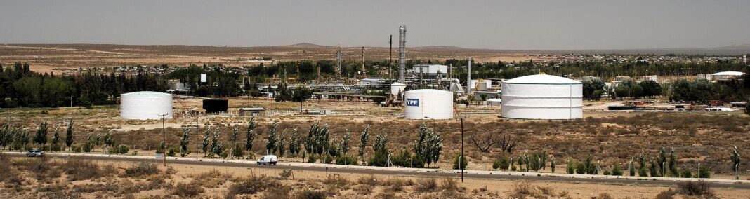 Instalaciones petroleras en Plaza Huincul, Neuquén