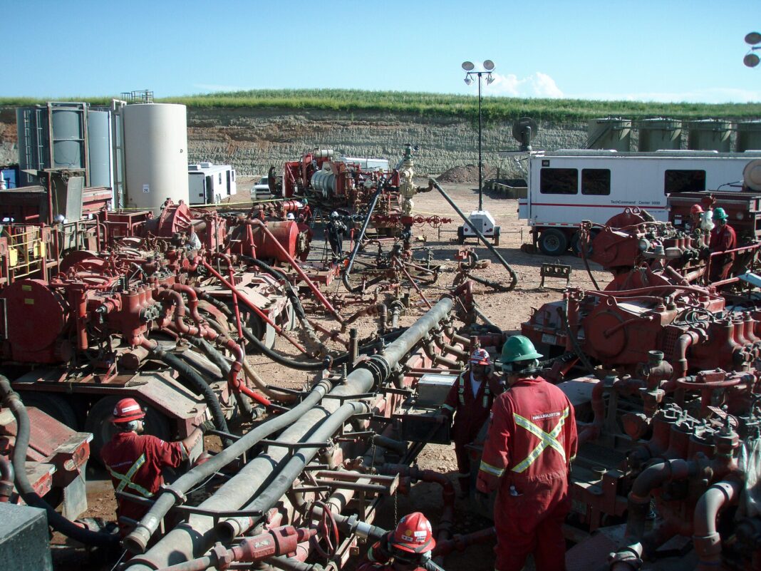 Operación de fractura hidráulica con equipos y operarios