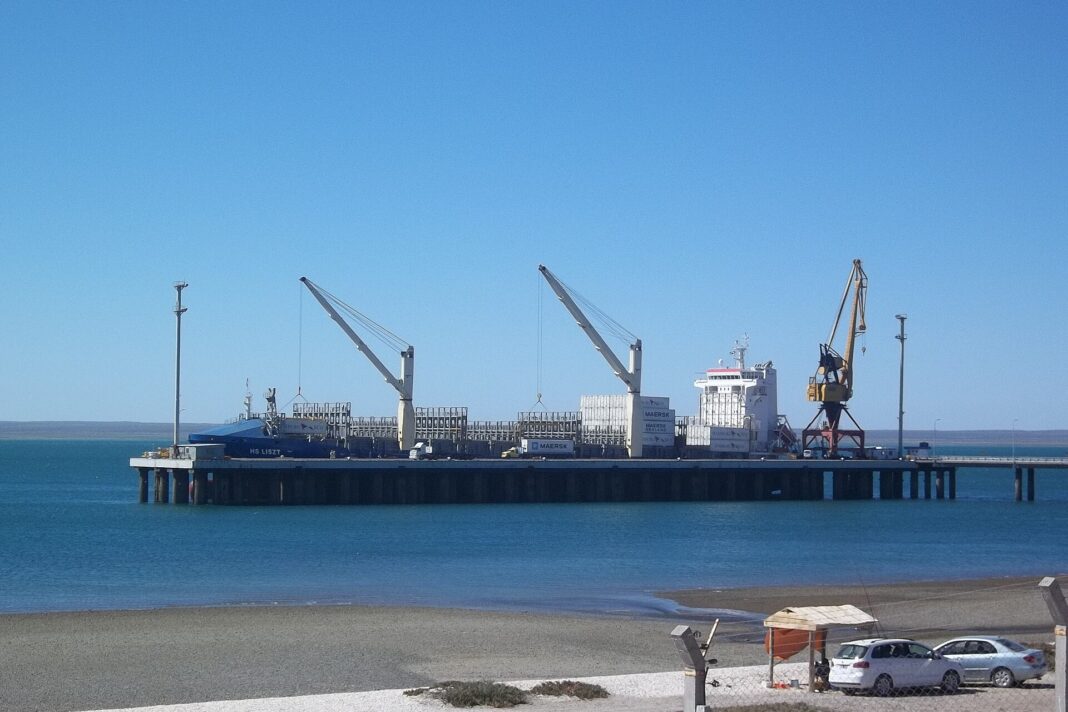Muelle con grúas sobre el Golfo San Matías, en San Antonio Este, Río Negro