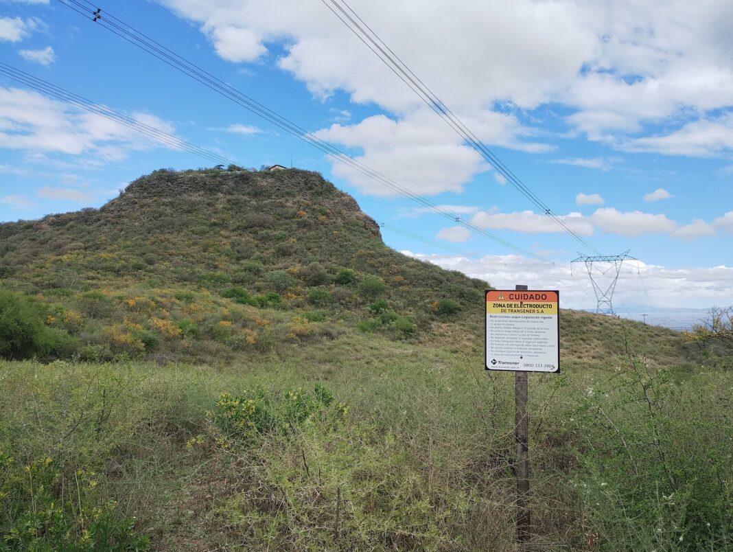 Línea de alta tensión de 500 kV junto al cerro Pistarini