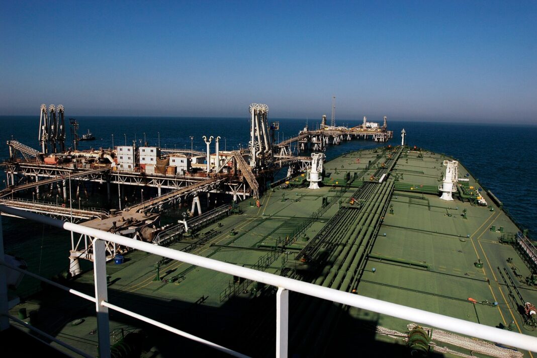 Petrolero cargando crudo en la terminal petrolera Al Basrah, Irak, en el Golfo Pérsico