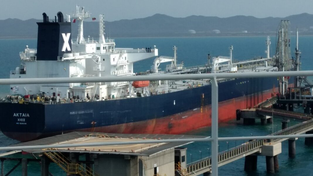 Petrolero de gran porte (VLCC) amarrado en una terminal
