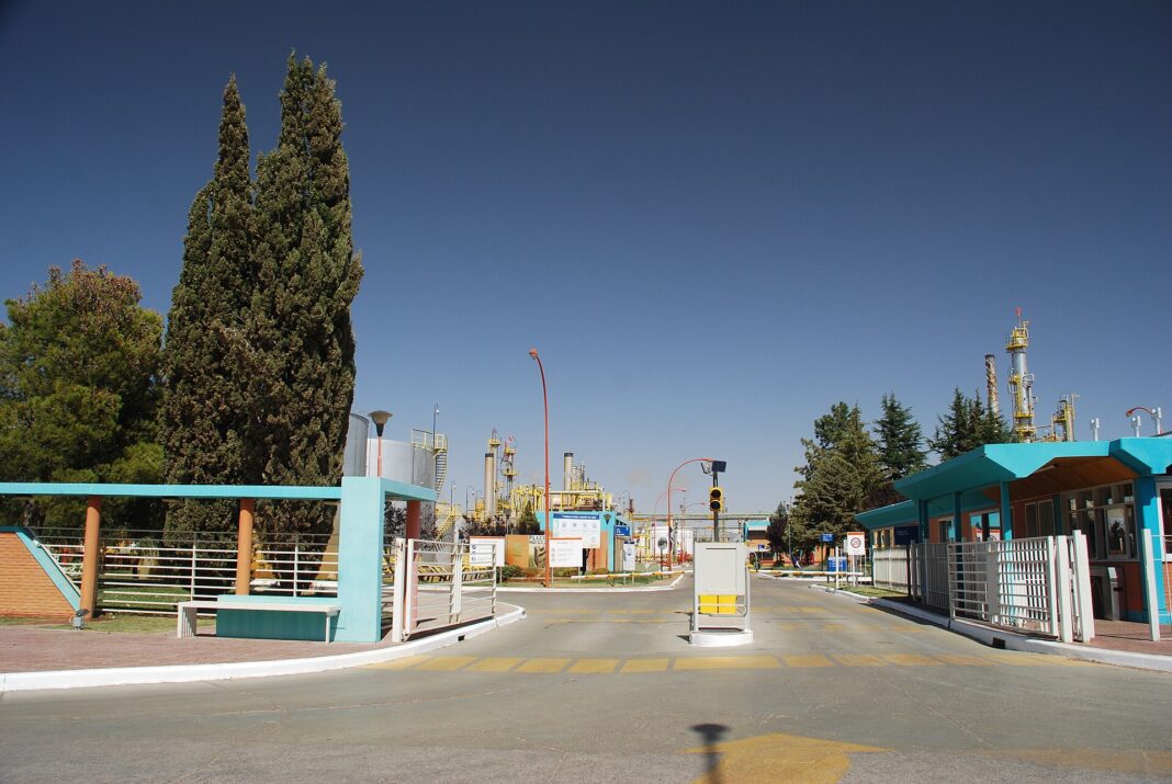 Acceso a la refinería de Plaza Huincul, Neuquén