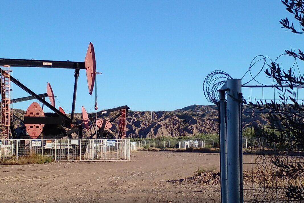 Balancines de pozos petroleros en Lunlunta, Mendoza