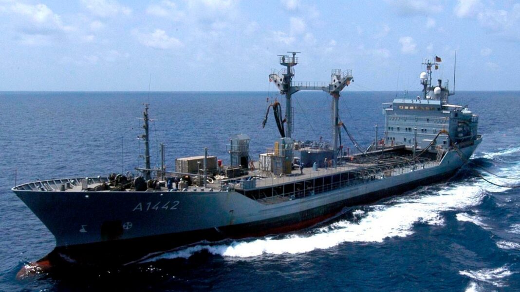 Buque de abastecimiento de combustible navegando en el Golfo de Omán