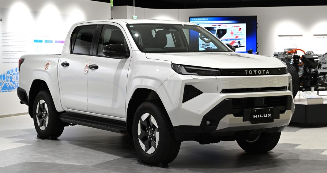Camioneta Toyota Hilux de nueva generación en una exhibición